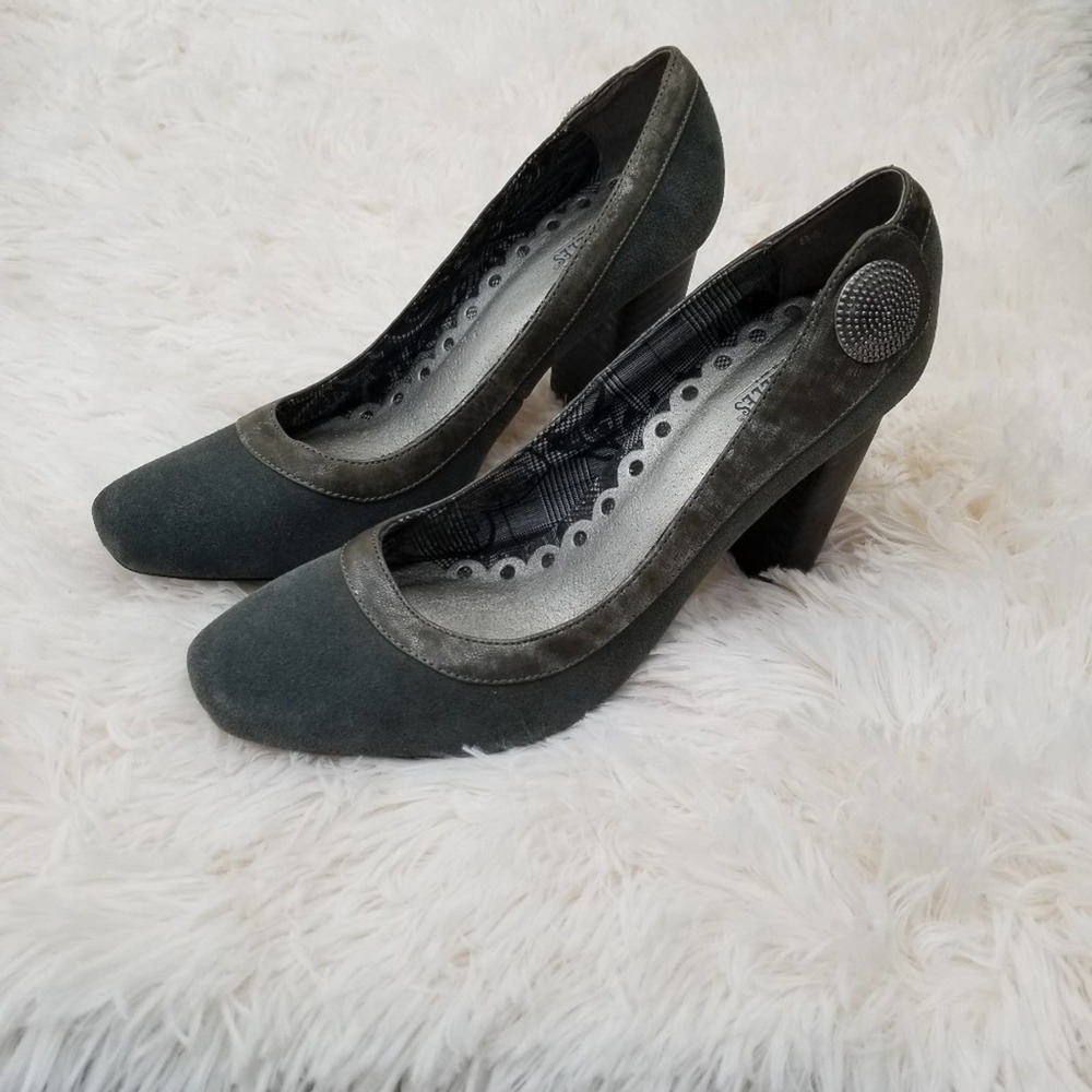 Seychelles Stacked Heel Gray Suede Leather…